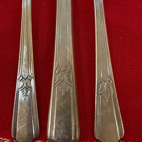 Wm Rogers IS SOVEREIGN Flatware 1939 - 12 Pcs - Gumbo Spoons, Knife, Grille Fork - Picture 2 of 5